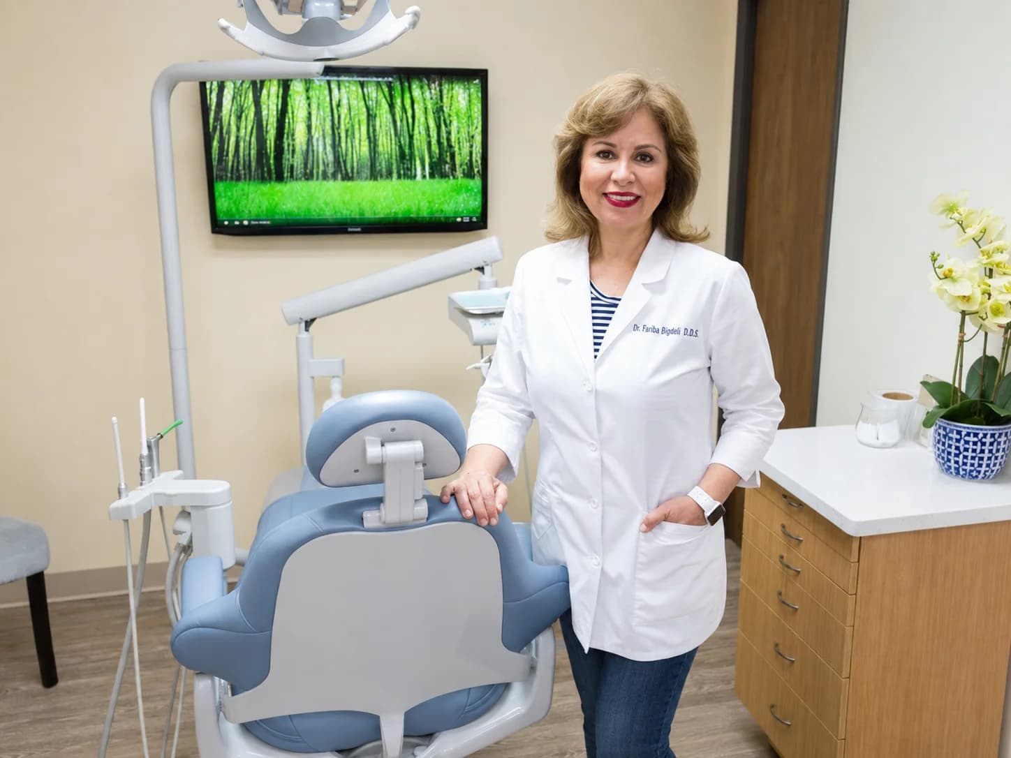 La Dra. Fariba Bigdeli en una sala de tratamiento en Laguna Dental and Orthodontics